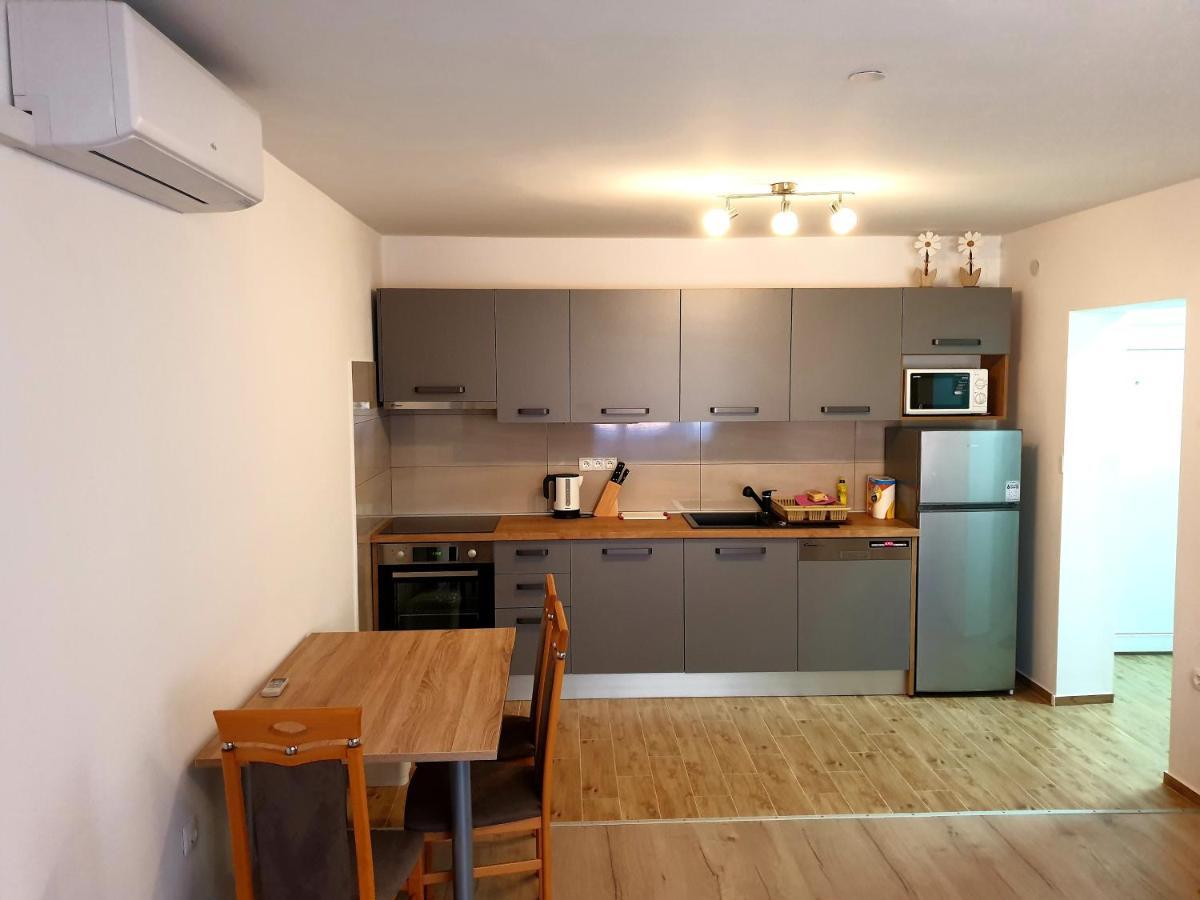 Apartment Mon Cheri-Located In A Quiet Neighbourhood Near Beaches Free Parking Póla Kültér fotó