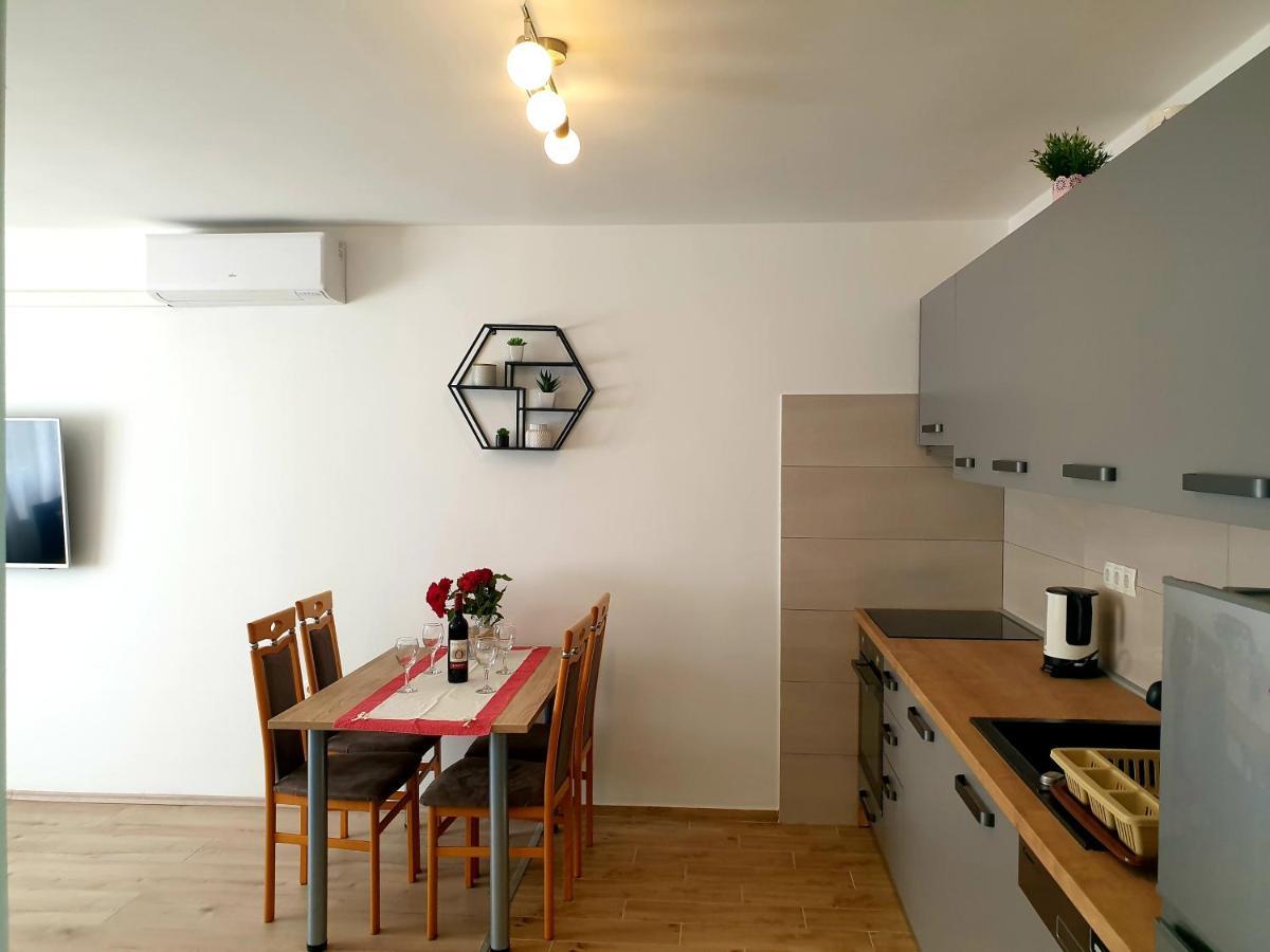 Apartment Mon Cheri-Located In A Quiet Neighbourhood Near Beaches Free Parking Póla Kültér fotó